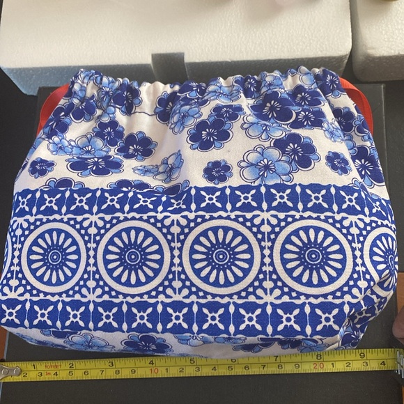 NEW. LANCÔME GUERLAIN ELIZABETH ARDEN cremes and 2 makeup pouches. All new. - Picture 7 of 12